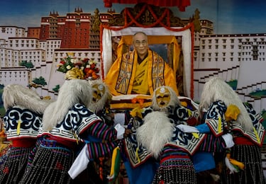 Así es el ritual de los budistas para encontrar al sucesor del Dalai Lama que podría provocar un grave conflicto en China