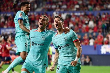 1-2. Robert Lewandowski celebra el segundo gol que marca de penalti en el minuto 85 con Ferran Torres y João Cancelo.