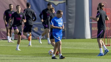 Sergi medita durante el entrenamiento de ayer del Barcelona antes de viajar a Kiev.