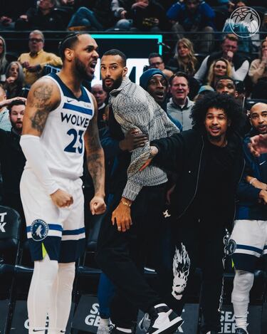 Reacción de los compañeros de Edwards tras el mate sobre John Collins.