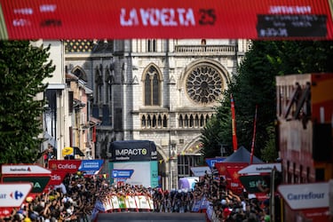 La cabeza de carrera llegando a la meta de la cuarta etapa.