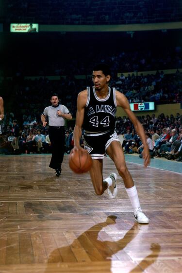 Su jubilación no fue como la de los demás. A España no vino a pasearse. A jugar a un ritmo más bajo, sí, pero también a demostrar quién era por si alguien no le conocía. Acabó en la NBA en 1986 y en 1989 se plantó en la misma Manresa para probar en la liga española, en la que desplegó su calidad y algo de un físico privilegiado que le hizo dominar Estados Unidos. Había probado antes en Italia y se había vuelto a su país, pero a mitad de temporada aceptó la oferta y jugó en el mítico TDK que daría la sorpresa mayúscula de ganar la competición siete años después. Aquel equipo estaba luchando por sobrevivir y Gervin dio el callo. Las derrotas caían como la fruta madura y el club tuvo que luchar en las eliminatorias de descenso por salvar la categoría. Llegó a la serie decisiva un club de Tenerife llamado Amigos del Baloncesto. El baloncesto era Gervin, que sentenció duramente: en el primer duelo, 43 tantos; en el segundo, 31 puntos y 15 rebotes. Un portento pese a que tenía ya 38 años. Hablamos de una persona clave en el cambio de la ABA a la NBA, de alguien que jugó 9 partidos del All-Star y que fue un mito de los Spurs antes de que llegara la época dorada de Gregg Popovich. En Manresa bajó al barro y también ganó, concluyendo su prolífica carrera como jugador en el club de la comarca del Bagès.