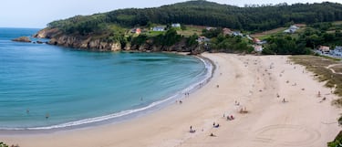 Esta playa, muy popular en la zona, está rodeada de dunas, vegetación y acantilados. Posee una arena fina y blanca además de todos los servicios. Está protegida del viento algo que la hace ideal para pasar un gran día de playa.