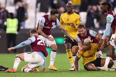 Mario Lemina, que fue elegido capitán tras la salida de Conor Coady, perdió el brazalete en diciembre de 2024 después de un altercado tras una derrota ante el West Ham United: acabó a golpes con el capitán rival, Jarrod Bowen, generando tensiones con el cuerpo técnico. El entrenador Gary O’Neil priorizó la disciplina y nombró a Nelson Semedo como nuevo líder, buscando restablecer la estabilidad en el vestuario.