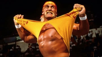 Hulk Hogan realizando su icónico movimiento de arrancarse la camisa.