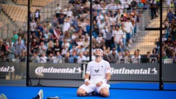 Ale Galán celebra de rodillas el título en Sevilla.