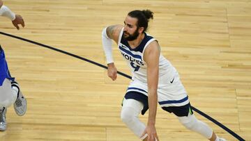 AME8436. MINNEAPOLIS (ESTADOS UNIDOS), 16/05/2021.- El guardia de los Minnesota Timberwolves Ricky Rubio (9) avanza con el balón hoy, durante un partido de baloncesto de la NBA entre Dallas Mavericks y Minnesota Timberwolves, en el Target Center de Minneapolis, Minnesota (EE.UU.). EFE/ Craig Lassig