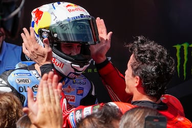  Los hermanos Márquez celebran su primer y segundo puesto en el Gran Premio de Cataluña.
