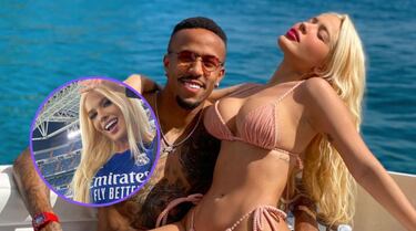 Posiblemente la mayor animadora del Real Madrid desde que conoció a Éder Militão. La modelo Karoline Lima se ha convertido en su mayor fan y es habitual verla por el Santiago Bernabéu o vivir al máximo los encuentros merengues, compartiéndolo por redes sociales. Con esta imagen oficializaron su relación, este pasado verano, después de que el brasileño rompiese su anterior relación al finalizar la pasada campaña.
