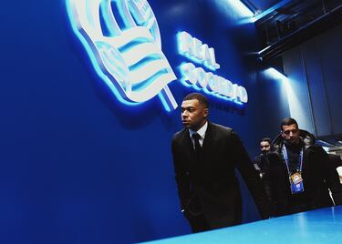 Kylian Mbappé llegando al Estadio Municipal de Anoeta.