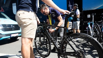 Juan Antonio Aragonés inspecciona una bici en el Tour.