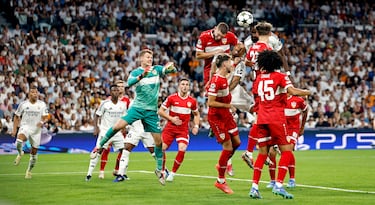 2-1. Saque de esquina de Luka Modrik, Alexander Nübel falla en la salida y el central alemán remata de cabeza para meter el balón dentro de la portería de su exequipo.