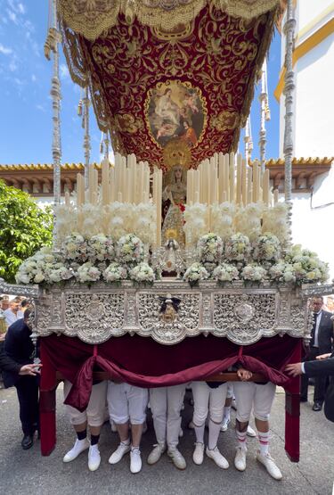 La hermandad de Santa Genoveva duarante su estación de penitencia el Lunes Santo en Sevilla. 