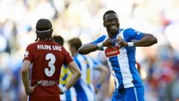 El centrocampista del Espanyol Diop celebra el gol durante el partido de la trigésima segunda jornada de liga en Primera División contra el Atlético.