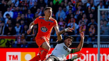Carl Starfelt, defensa del Celta, pugna con Hugo Duro, delantero del Valencia durante el partido de Liga disputado en Mestalla correspondiente a la temporada 2024-2025.