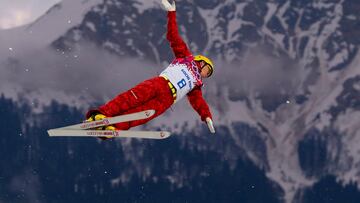 El esquiador ruso Pavel Krotov compite en la prueba de esquí acrobático durante los Juegos Olímpicos de Invierno de Sochi 2014.