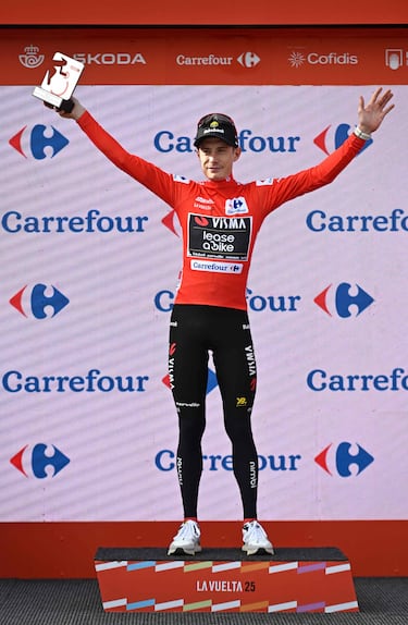 Jonas Vingegaard se enfunda el maillot rojo de líder de la carrera.
