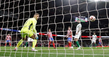 1-0. Javi Galán cuelga el balón desde la izquierda y Giuliano Simeone remata picado a la derecha de Jirí Letácek para anotar el primero en el minuto 7.