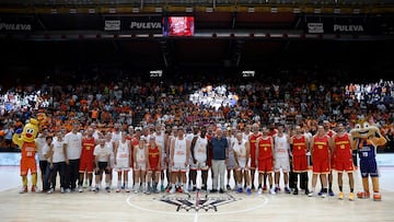 Los participantes en el partido homenaje posan junto a Juan Roig.