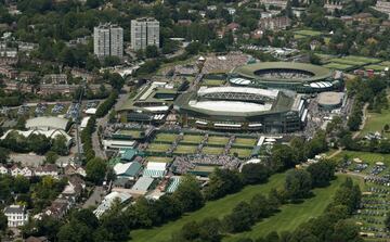 Wimbledon es el único de los cuatro Grand Slams que no organiza una federación nacional, como ocurre en Australia, Roland Garros y US Open, sino un club, en este caso el All England Lawn Tennis Club, fundado originalmente el 23 de julio de 1868 como una agrupación de croquet, deporte que consiste en golpear bolas de madera o plástico con un mazo, a través de pequeños arcos de metal enterrados en el campo de juego. Tiene un máximo de 500 miembros entre completos, vitalicios y honoríficos. En la última categoría se incluye a todos los campeones individuales.