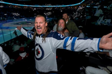 Actor, presentador de televisión, locutor de radio, cantante de rock (en la banda Fozzy) y luchador profesional canadiense-estadounidense. Chris Jericho ha ganado todos los títulos que han existido en WWE, con el récord como campeón intercontinental, en 9 ocasiones.