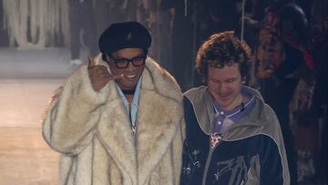 Ronaldinho sorprende en el desfile de la semana de la moda en París