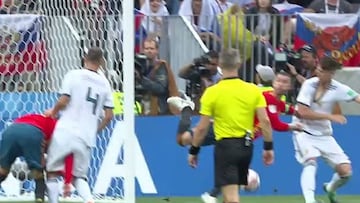 Ramos cae dentro del área, pero Kuipers decide no señalar nada.