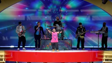 Emmanuel Kelly y Coldplay en el show de medio tiempo del Mundial de Clubes 2025 en el MetLife Stadium de Nueva Jersey.