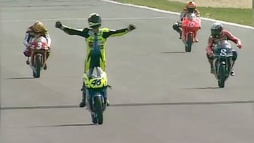 Rossi celebra su primera victoria en el Mundial en 125cc de Brno 1996 por delante de Aspar.