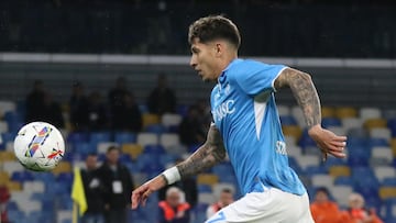 Mathias Olivera jugando con el Nápoles.