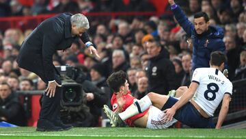 El entrenador, José Mourinho, tras la entrada de Harry Winks a Daniel James.