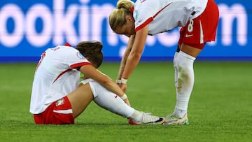 Las jugadoras polacas Ewa Pajor y Ewelina Kamczyk tras la eliminación de la Euro.