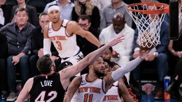 New York (United States), 03/05/2023.- The Knicks Jalen Brunson (C) tries to drive past the Heat's Kevin Love (L) during the second quarter of game two of the playoff series between the Miami Heat and the New York Knicks at Madison Square Garden in New York, New York, USA, 02 May 2023. (Baloncesto, Estados Unidos, Nueva York) EFE/EPA/JUSTIN LANE SHUTTERSTOCK OUT