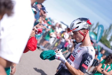 Juan Ayuso durante la salida de la décima etapa de La Vuelta a España, tras hacerse oficial su marcha del UAE.
