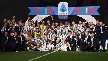 Jugadores y cuerpo técnico de la Juventus celebran la conquista del campeonato italiano de 2019-20, el noveno ‘scudetto’ consecutivo del equipo de Turín.