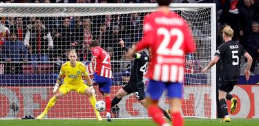 Joe Hurt atento a la acción de Callum Mcgregor tapando el disparo de Rodrigo Riquelme.