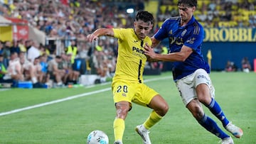 Villarreal's Spanish forward #20 Alberto Moleiro and Real Oviedo's Spanish defender #15 Oier Luengo fight for the ball during the Spanish league football match between Villarreal CF and Real Oviedo at La Ceramica Stadium in Vila-real on August 15, 2025. (Photo by Jose Jordan / AFP)