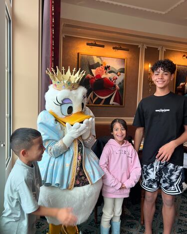 Las vacaciones de Georgina sin Cristiano en Disneyland
