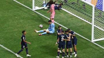 Soccer Football - FIFA Club World Cup - Round of 16 - Paris St Germain v Inter Miami CF - Mercedes-Benz Stadium, Atlanta, Georgia, U.S. - June 29, 2025 Paris St Germain's Achraf Hakimi celebrates scoring their fourth goal with teammates REUTERS/Amanda Perobelli