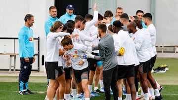 Jesús Vázquez participa en un juego con el resto de compañeros en un entrenamiento del Valencia.