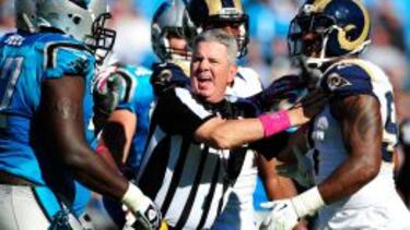 Bill Vinovich separa a Eugene Sims de los St. Louis Rams y a Byron Bell de los Carolina Panthers durante un partido de 2013 en Charlotte.
