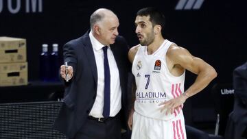 Pablo Lasoo habla con Facundo Campazzo durante el partido entre el Real Madrid y el Fenerbahçe, correspondiente a la jornada de la Euroliga