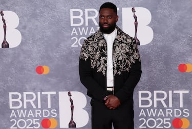 Ghetts posa en la alfombra de los Brit Awards 2025.
