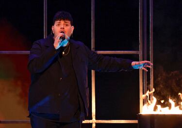 Isaak con la canción 'Always On The Run'.
