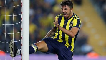 Ozan Tufan, con el Fenerbahce.