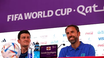 Doha (Qatar), 24/11/2022.- England manager Gareth Southgate (R) and player Harry Maguire during a press conference in Doha, Qatar, 24 November 2022. England will play their second group B match at the FIFA World Cup on 25 November against USA. (Mundial de Fútbol, Estados Unidos, Catar) EFE/EPA/RUNGROJ YONGRIT