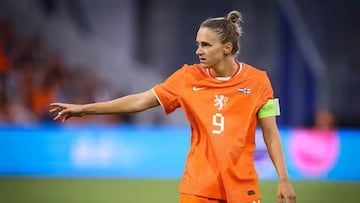 Gales debuta ante el olfato goleador de Miedema