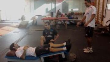 Bacca y Banega, en el gimnasio.