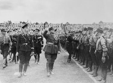 El 26 de abril, el líder nazi Hermann Göring fundó la Gestapo (acrónimo de Geheime Staatspolizei, “Policía Secreta del Estado”) en Alemania. Inicialmente concebida como una reorganización de la Policía Secreta Prusiana, su objetivo era identificar y eliminar cualquier amenaza al régimen nazi.

Su primer director fue Rudolf Diels, quien estructuró la organización como una fuerza de vigilancia política. En 1934, el control pasó a Heinrich Himmler, jefe de las SS, lo que marcó el inicio de su expansión nacional y su transformación en uno de los pilares del aparato represivo del Tercer Reich.