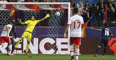 El 30 de septiembre de 2015 Correa se estrena como titular con el Atlético y lo hace en su debut en la Champions League. Y las sensaciones fueron agridulces, ya que el argentino hizo su primera aparición en la máxima competición europea consiguiendo marcar ante el Benfica, pero el equipo portugués se llevó la victoria del Vicente Calderón por 1-2 con una actuación estelar de Gaitán, posteriormente colchonero. Fue la única derrota en la competición en el antiguo feudo colchonero con Simeone en el banquillo. Sin embargo, entre ese primer gol y el segundo en Champions han tenido que pasar 48 partidos y seis años, ya que Correa acabó con su ‘gafe’ en la competición esta misma campaña en Oporto, cuando el Atlético consiguió el pase a octavos venciendo por 1-3. El argentino se muestra afinado contra los clubes portugueses.